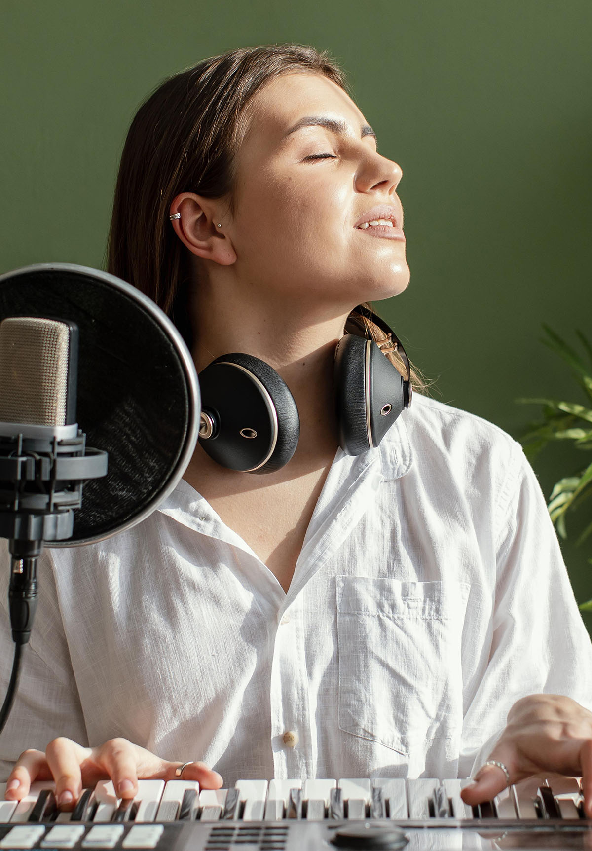 Cantante grabando frente a un micrófono