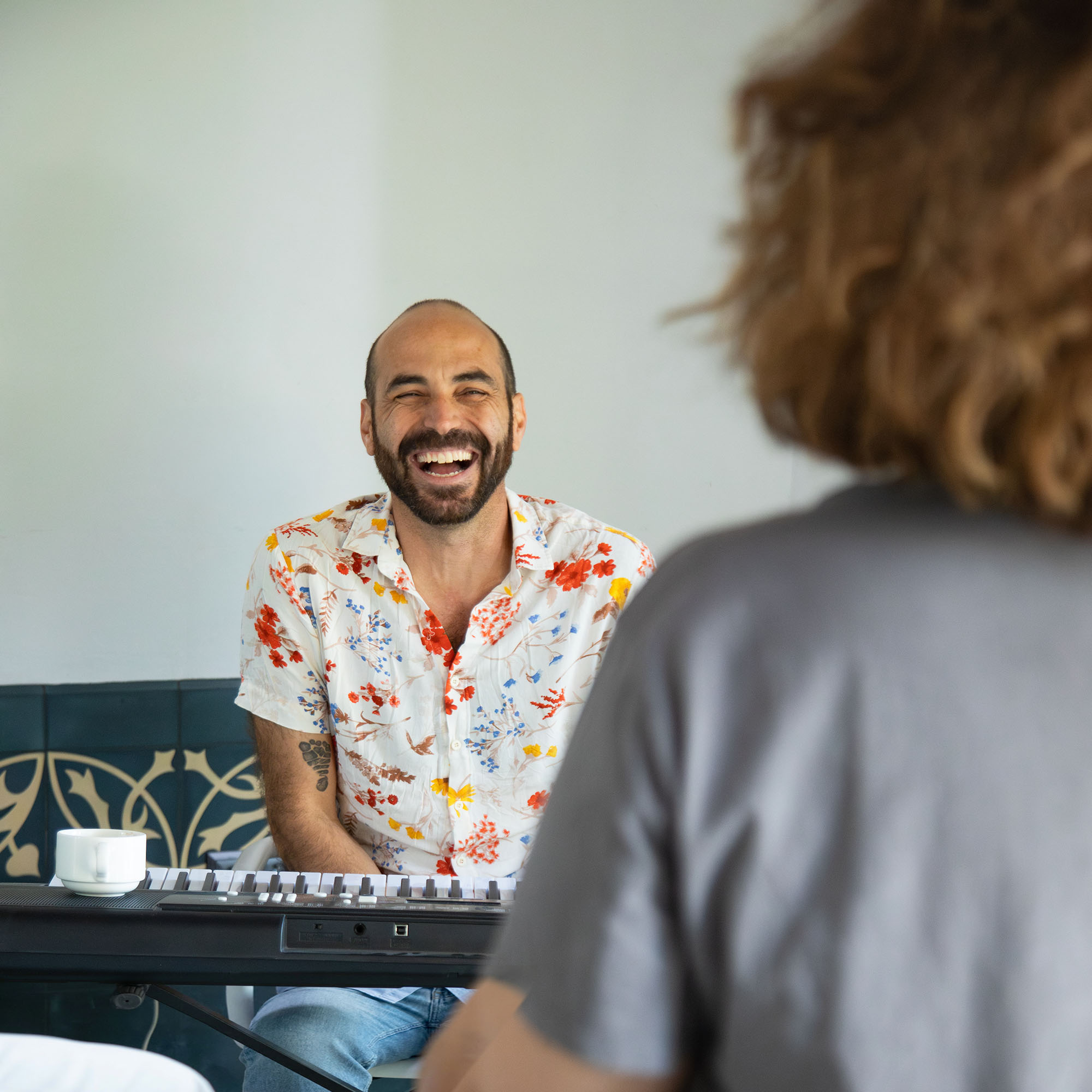 Maestro de canto en una clase