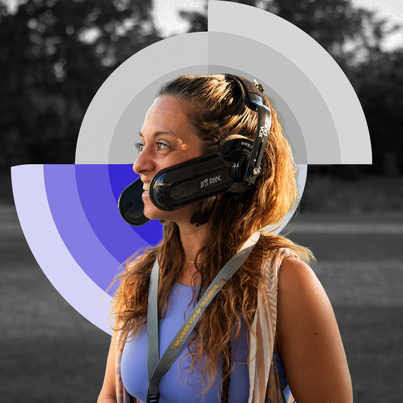 Cantante con auriculares, tecnología y voz