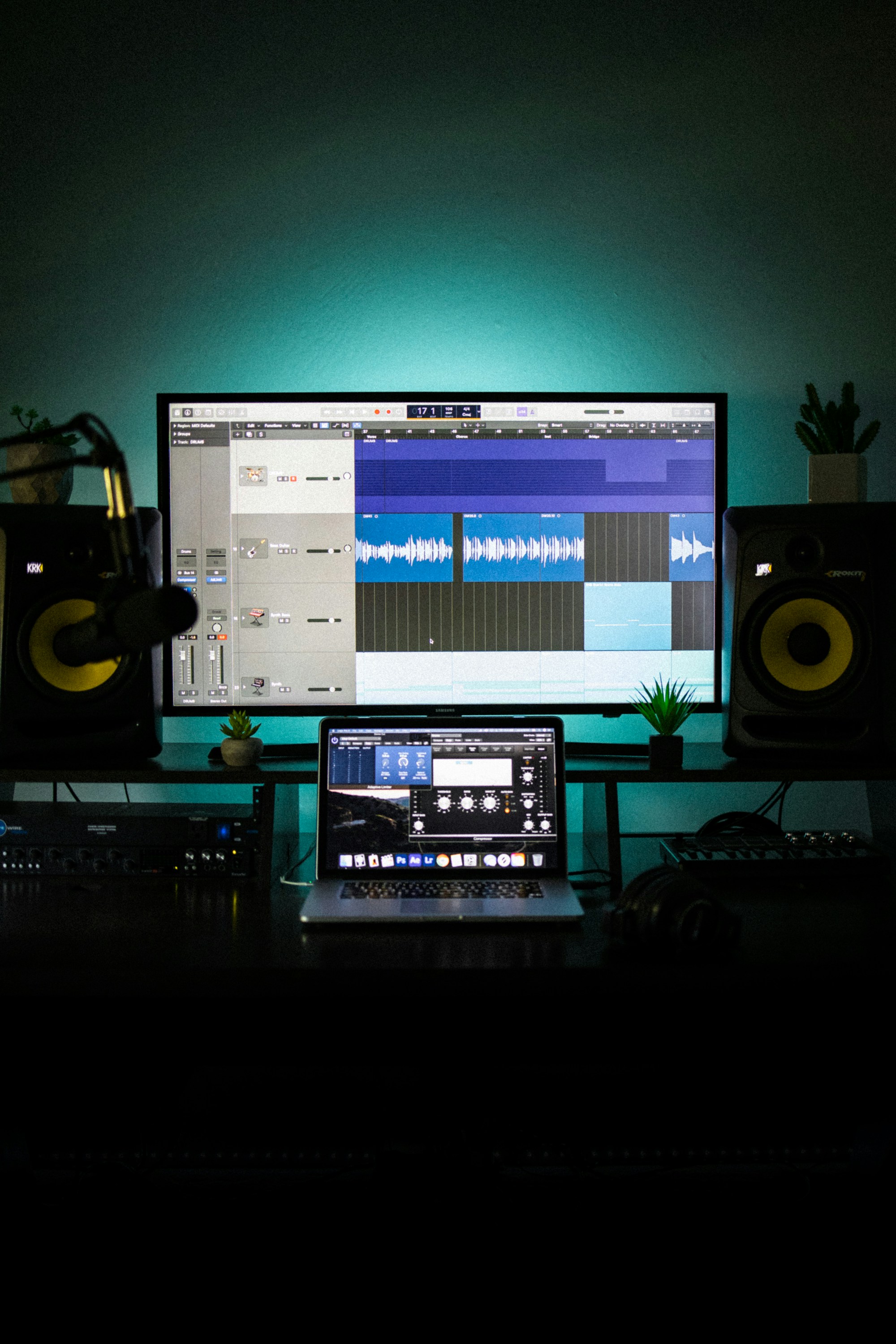 Estudio de grabación con una forma de onda de voz en pantalla