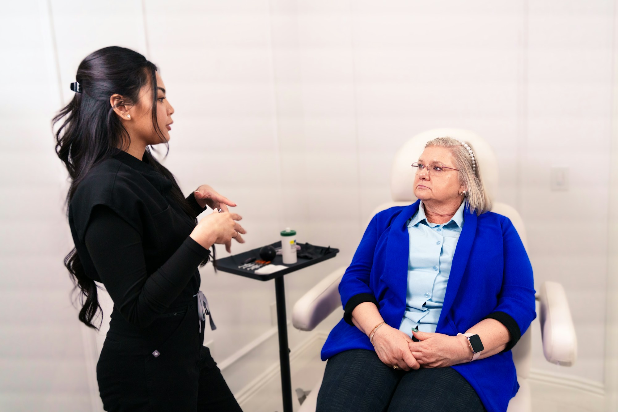 Una profesional sanitaria conversando con una paciente en una consulta
